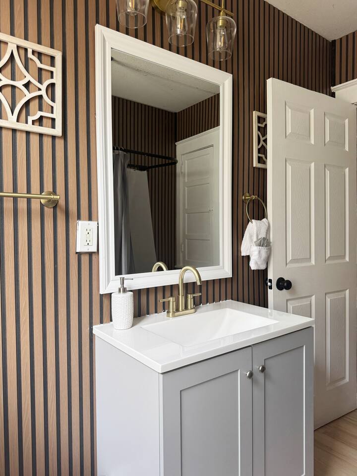 Steps from Riverfront Downtown EVV 1BD/1BA Apt