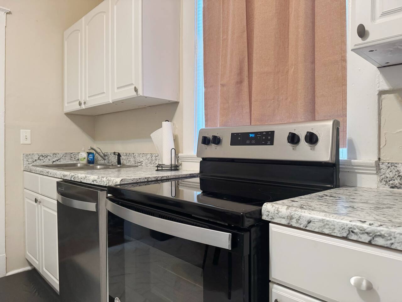 Steps from Riverfront Downtown EVV 1BD/1BA Apt