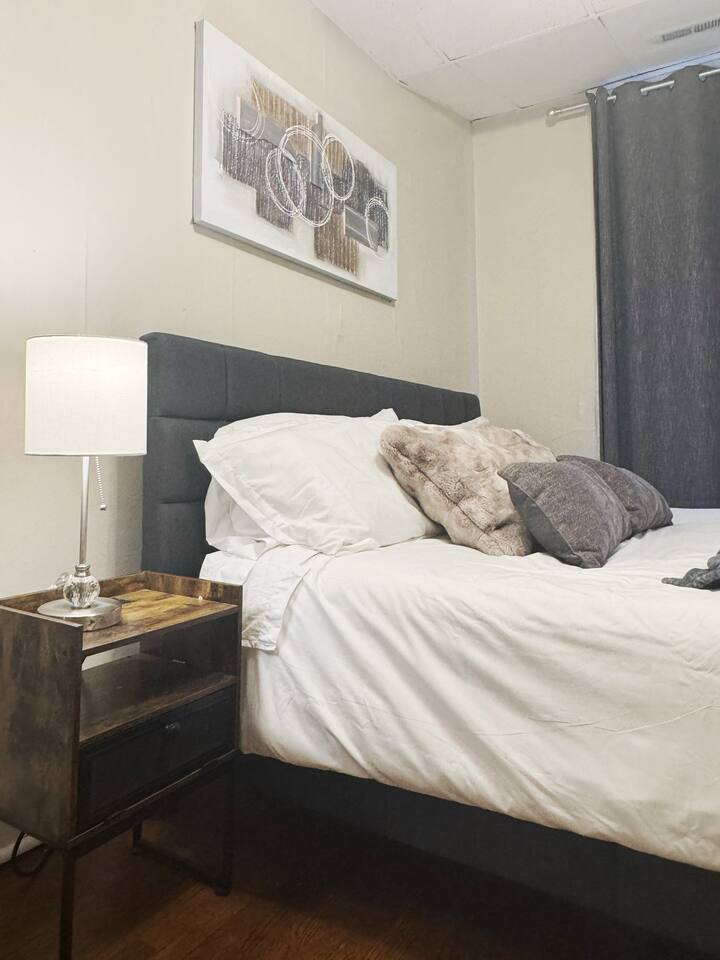 Steps from Riverfront Downtown EVV 1BD/1BA Apt