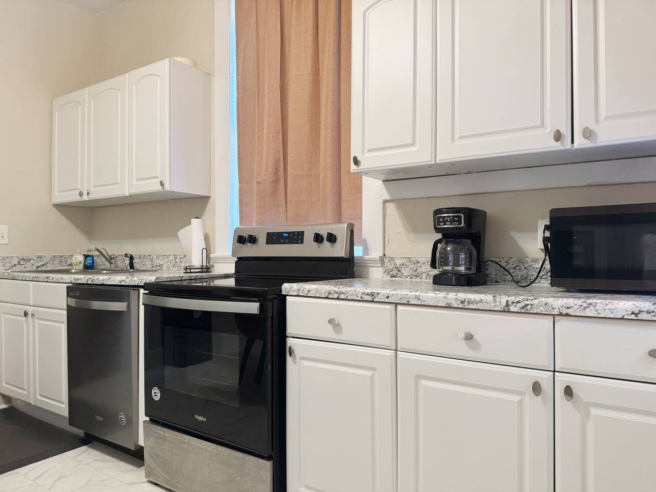 Steps from Riverfront Downtown EVV 1BD/1BA Apt