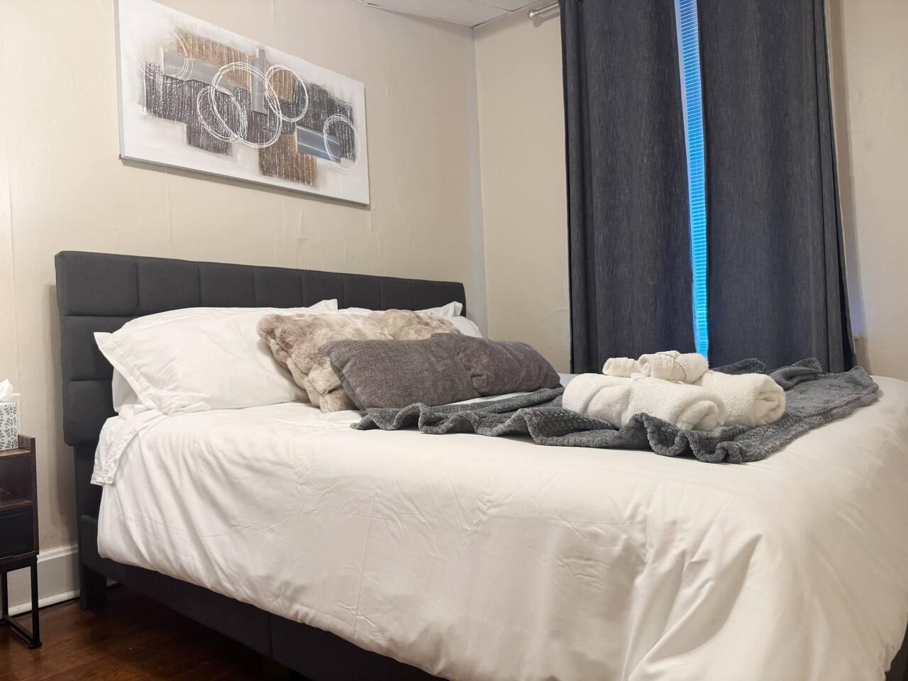 Steps from Riverfront Downtown EVV 1BD/1BA Apt