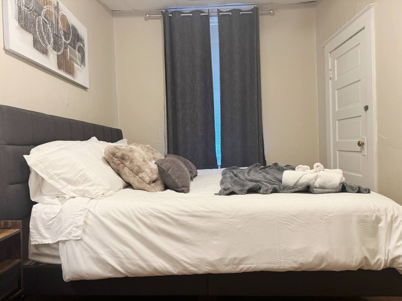 Steps from Riverfront Downtown EVV 1BD/1BA Apt