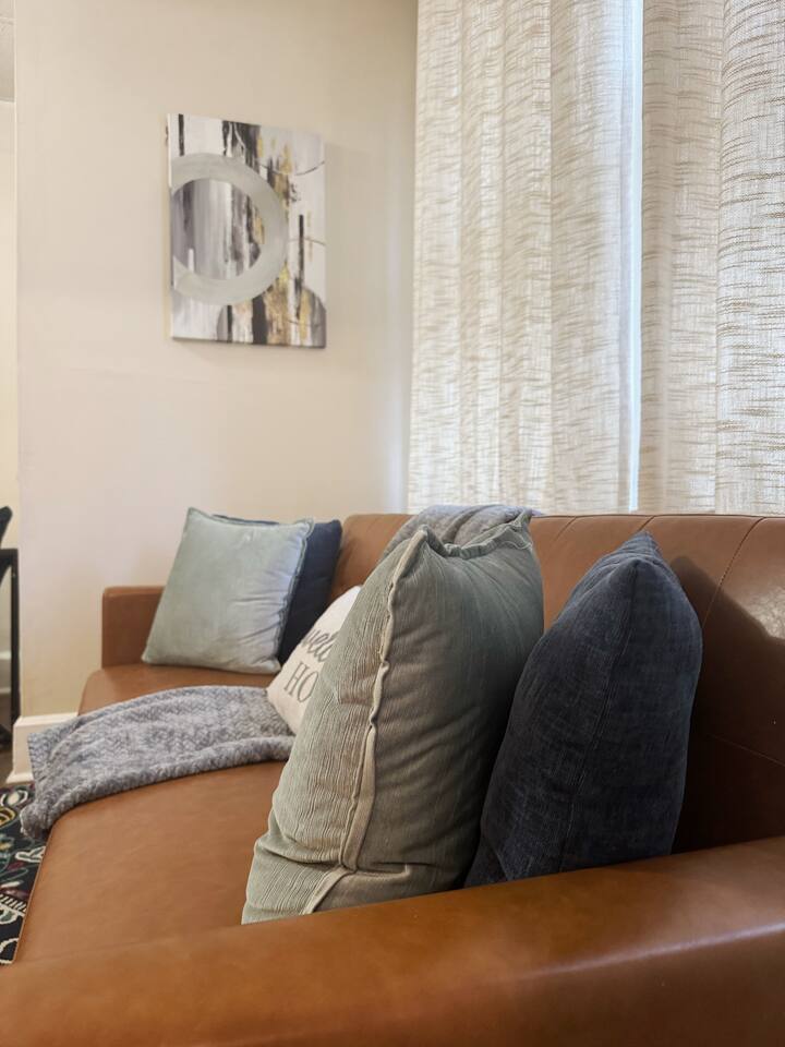 Steps from Riverfront Downtown EVV 1BD/1BA Apt