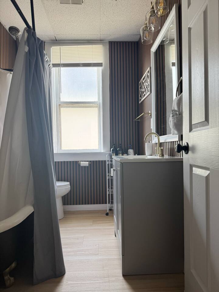 Steps from Riverfront Downtown EVV 1BD/1BA Apt