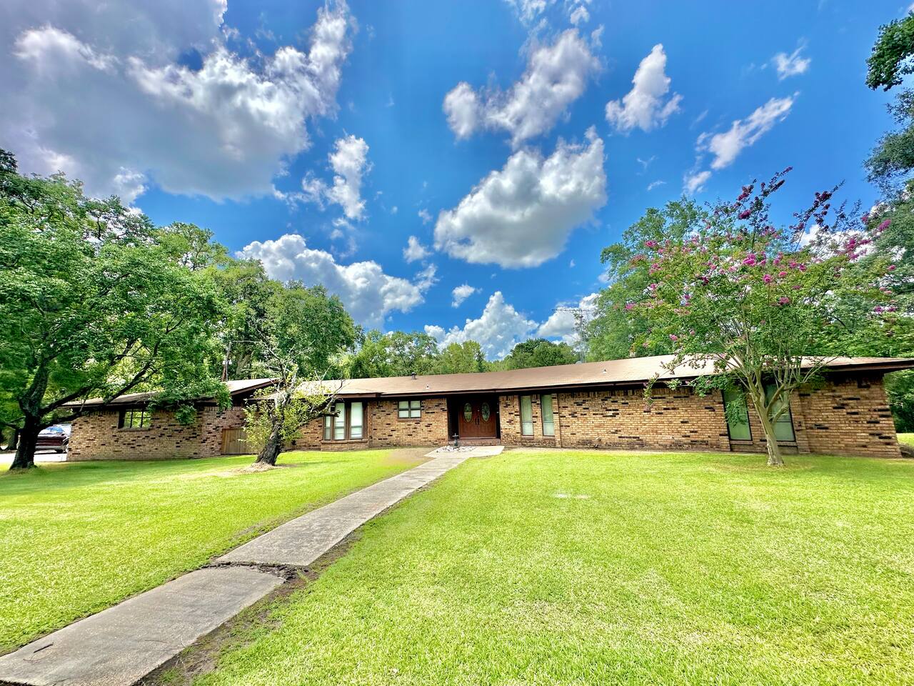 Private property, pond. Mins from USM, Pool table