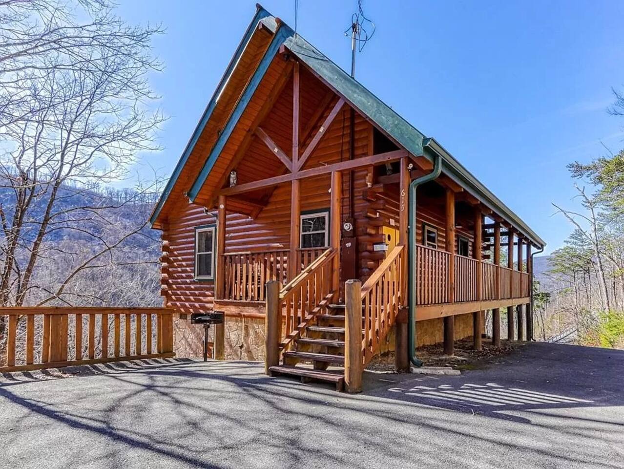 Prime Location | 1 Mi to DT | View | HotTub| GSMNP
