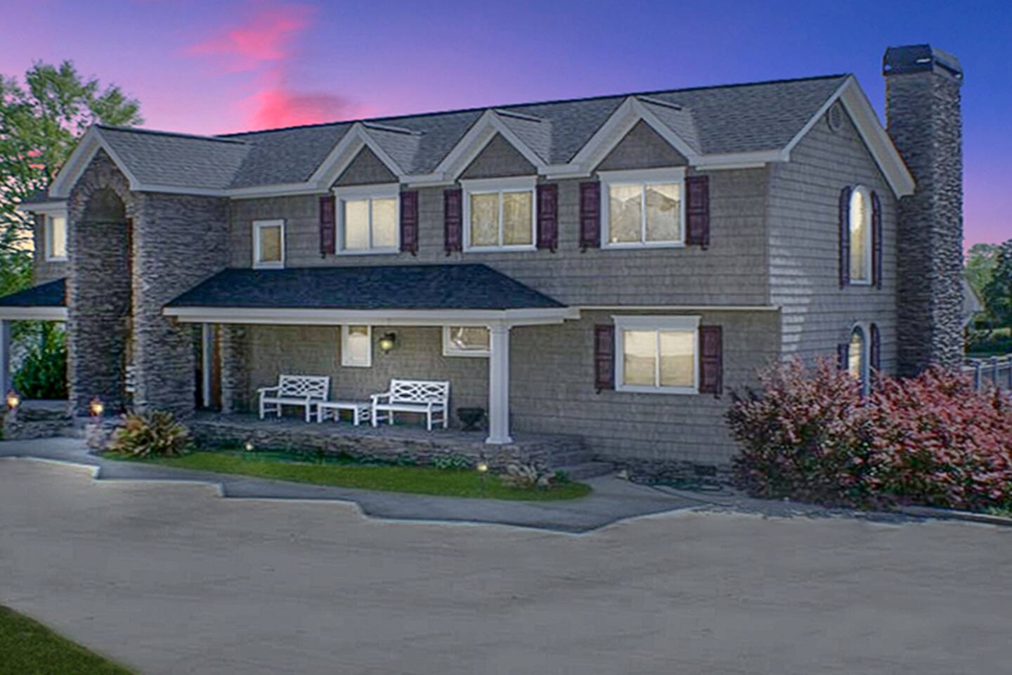 Luxury 6 Bedroom 4.5 bath Lakefront Escape