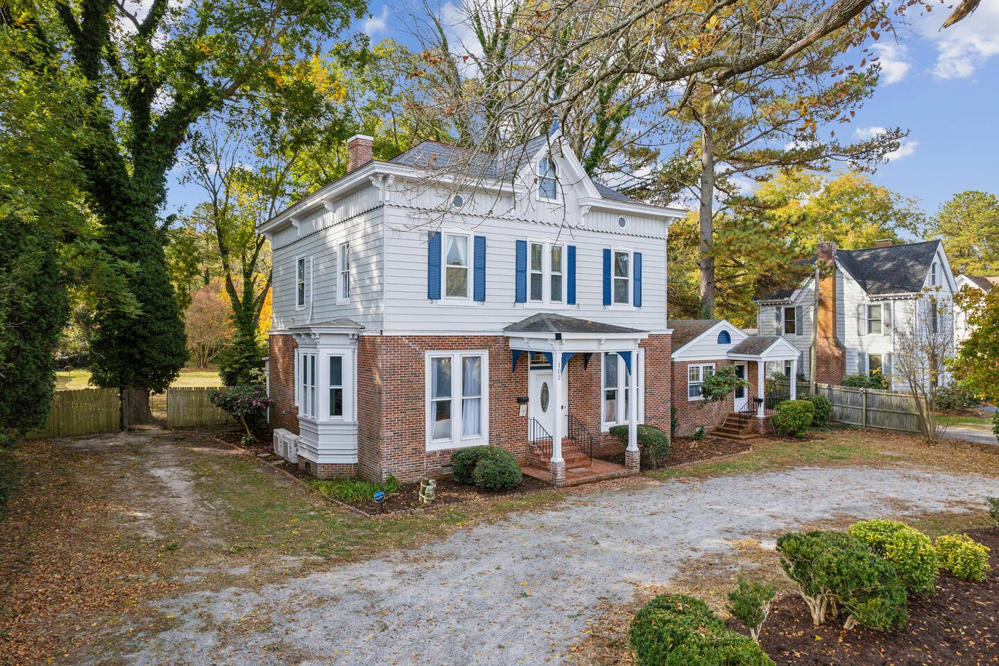 Serenity Manor 6BR Spacious Main House & huge yard