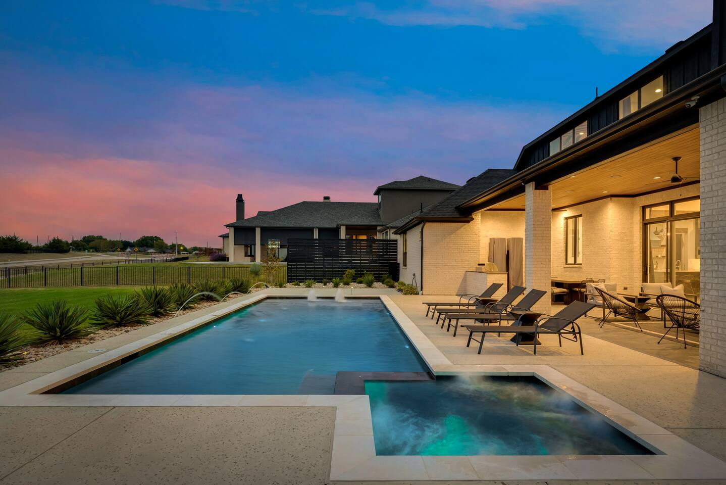 Designer Villa with Pool and Jacuzzi near Dallas