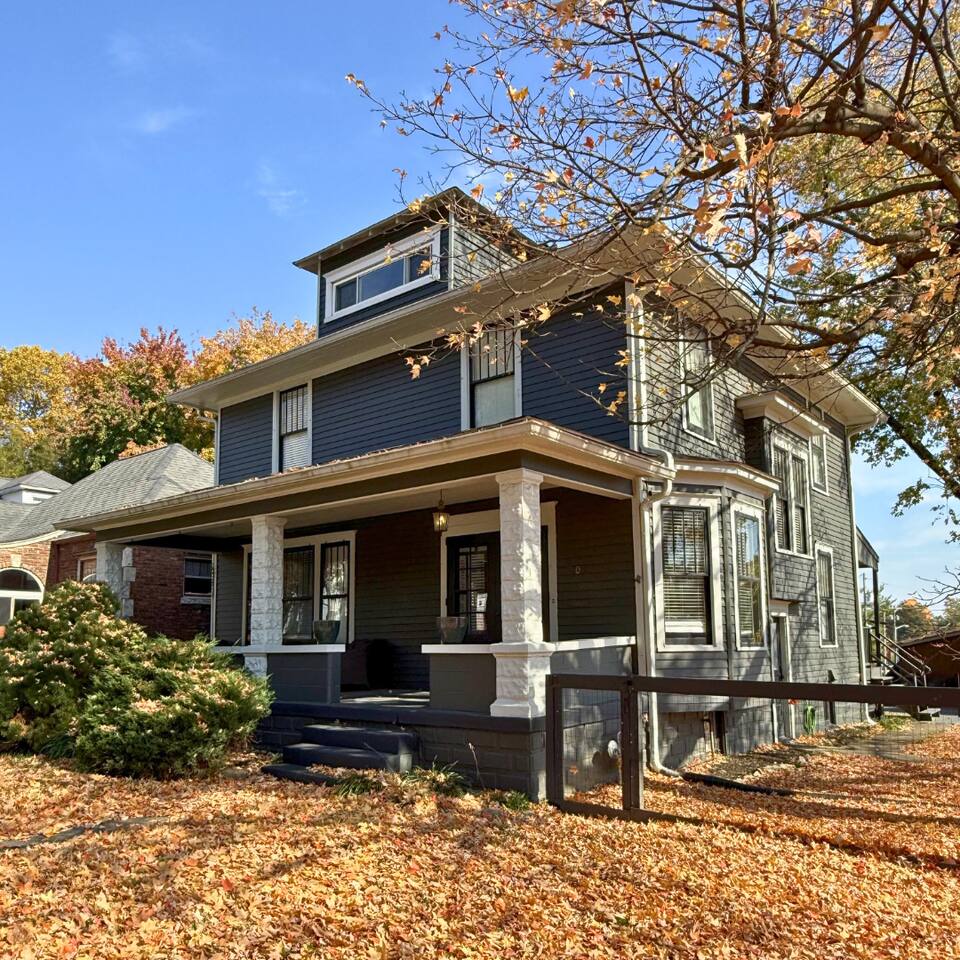 Sleeps 14 • Fenced Yard • 10 min to Louisville