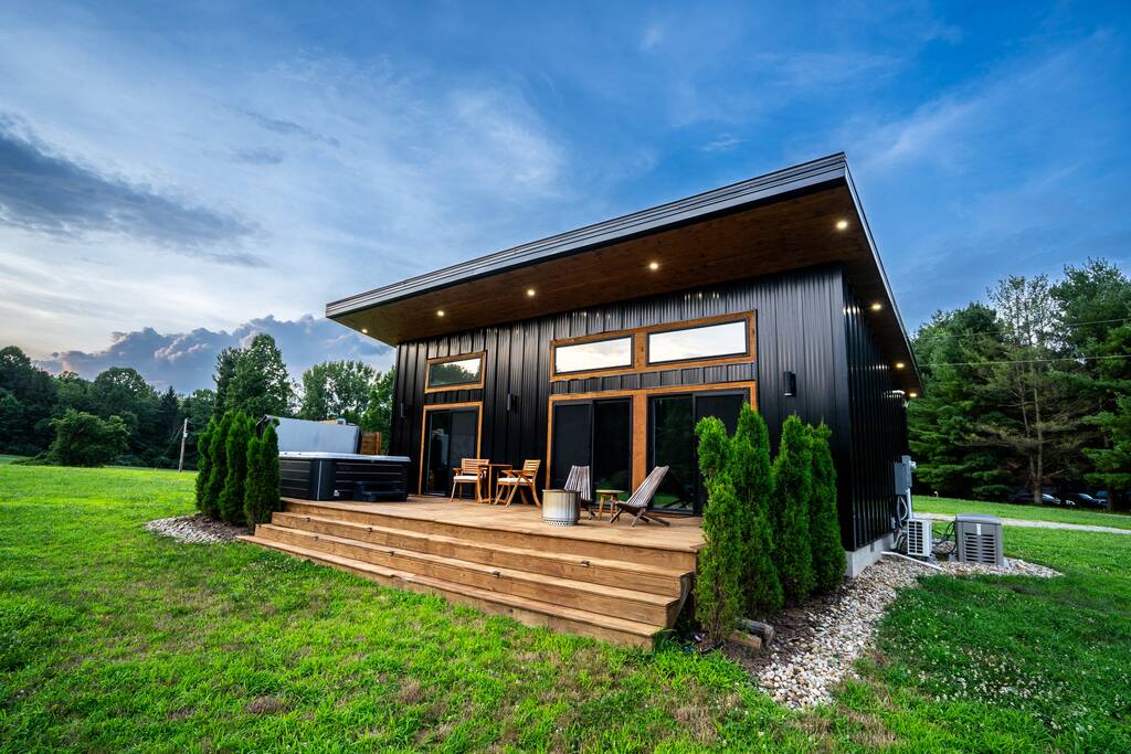 The Koselig- Couples Retreat, Luxe, Sauna, Hot tub