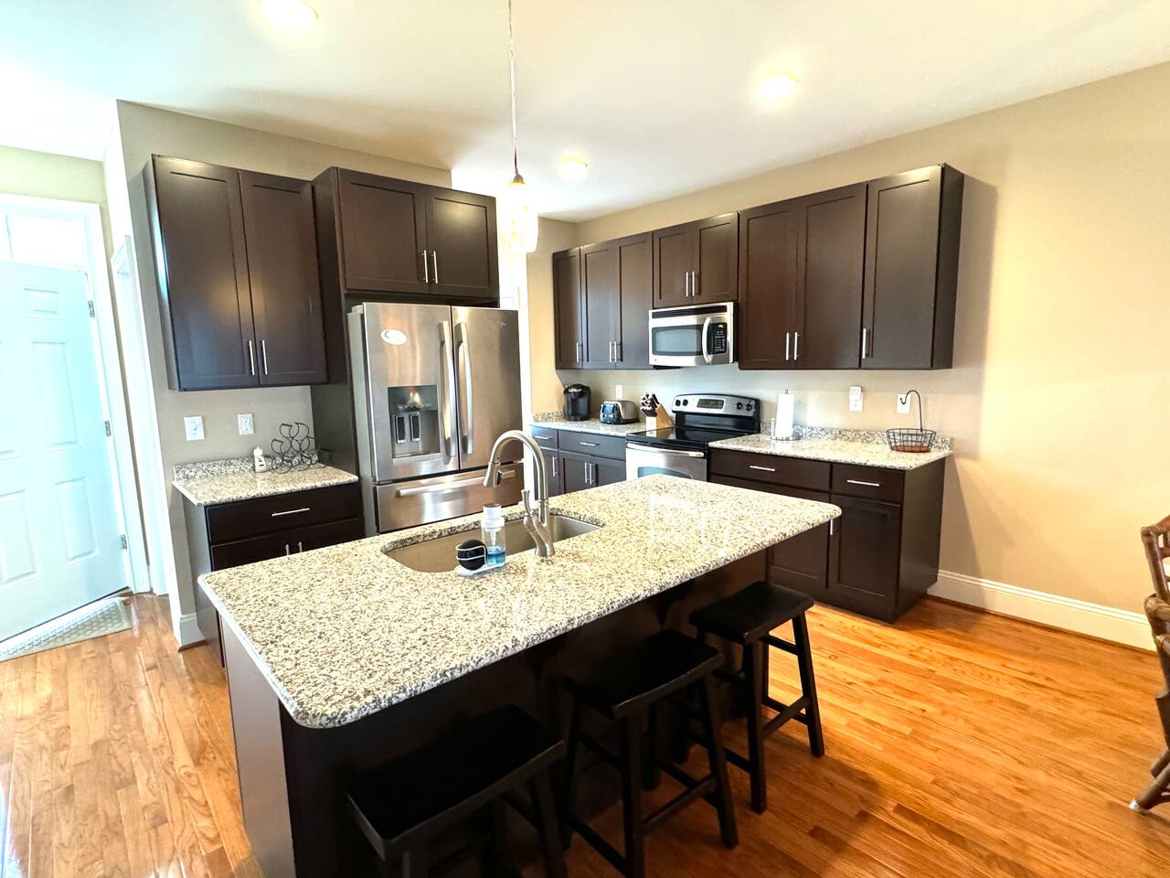 Large, 3b/3.5b, Lewes townhouse, pool, & Linens