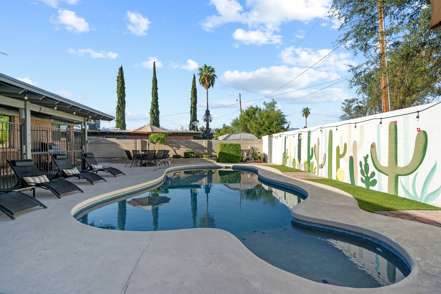 Spacious 4BD w/ Sparkling Pool, near Saguaro Park!