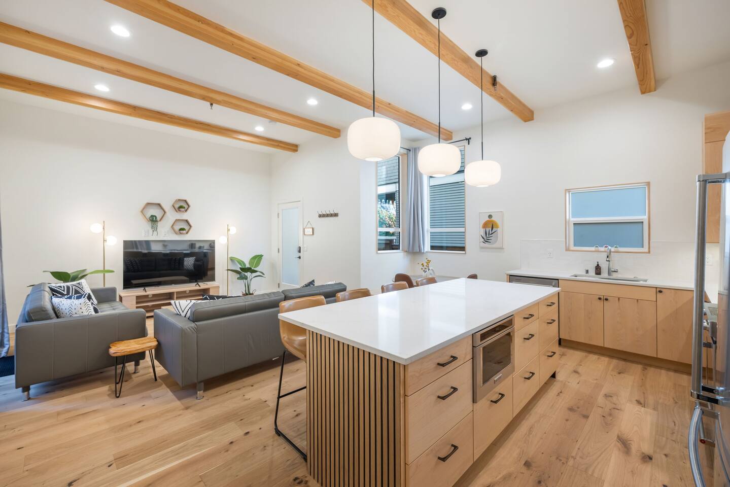 Walk to CapHill 4B2B w/ Rooftop Deck EV charging