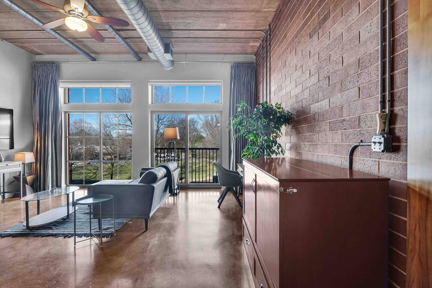 Charming 1BR Condo - Full Kitchen - Uptown Living