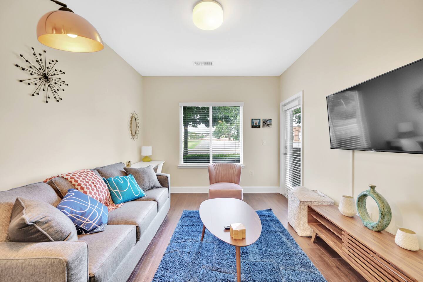 Convenient - KING Bed Apartment - Heart of Plaza