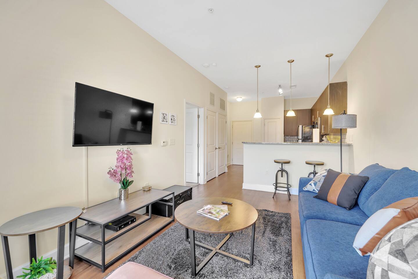 KING Bed Apartment ► A+ Location ► Full Kitchen