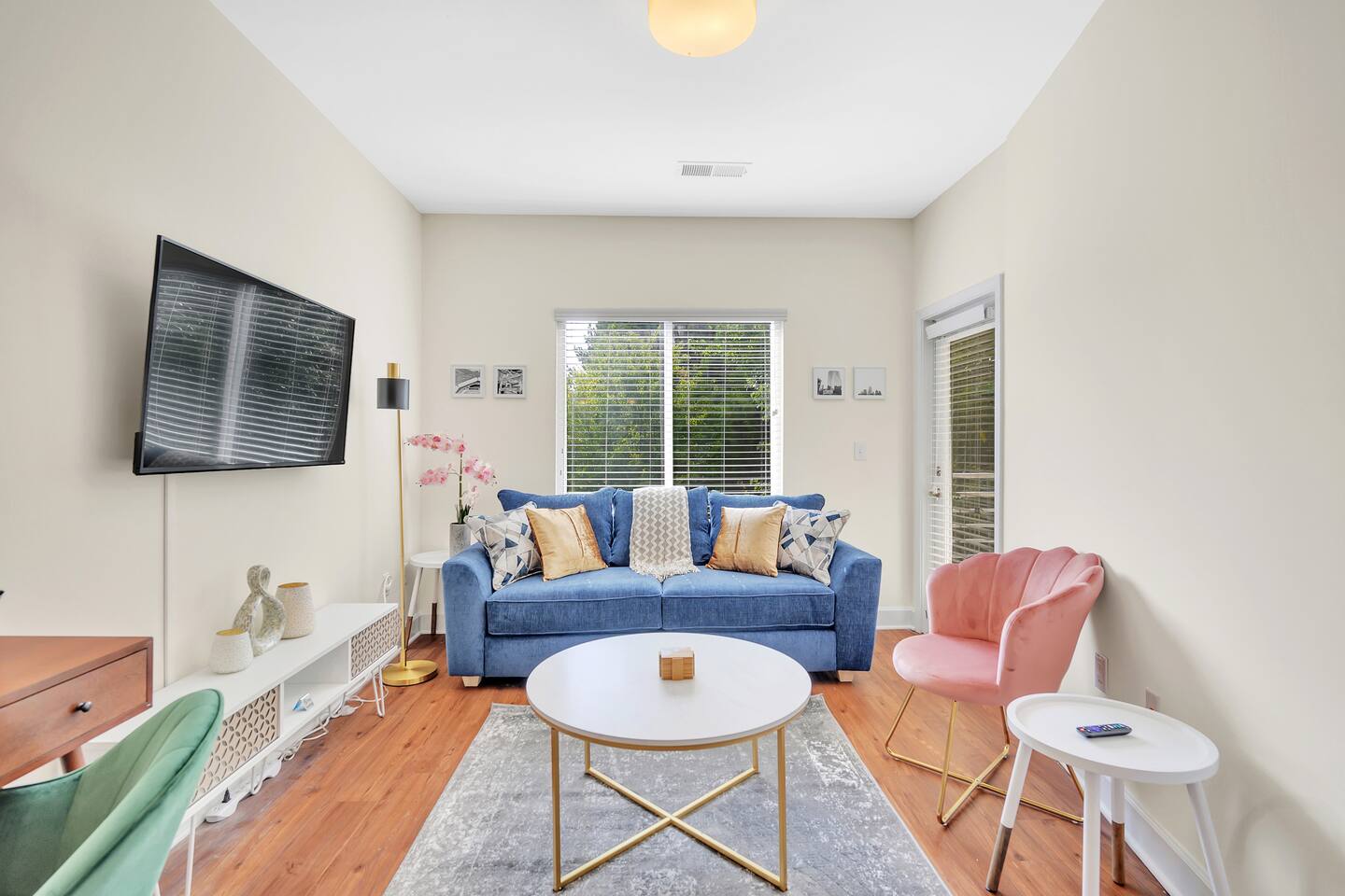 King Bed Studio - GREAT Walkability to Restaurants