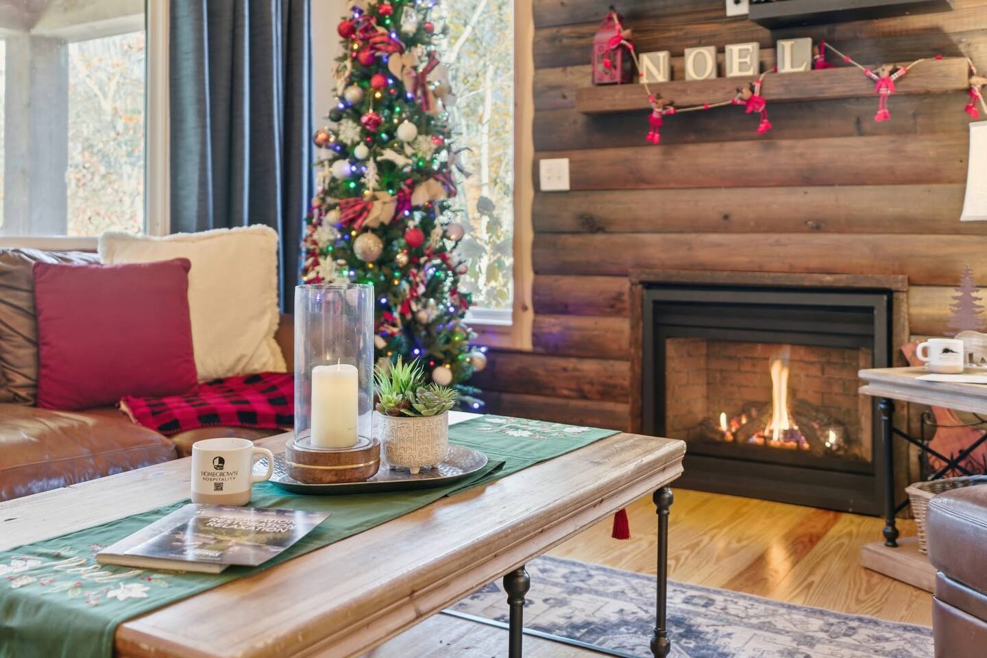 Secluded Luxe Cabin HOTTUB~PoolTable~Close t town~