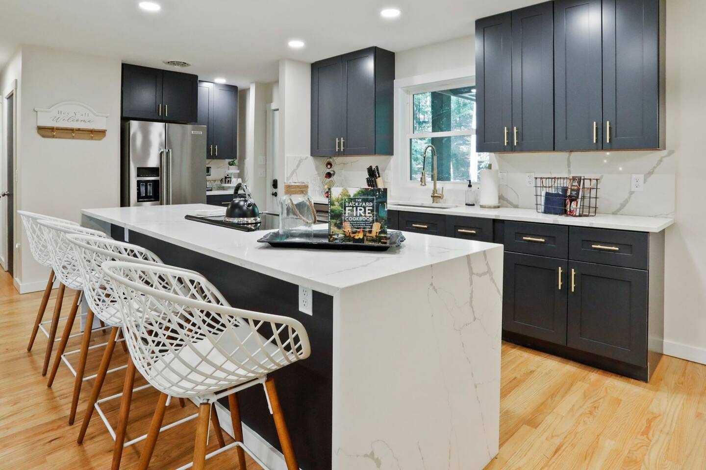 Close to town~Screened Porches~HOTTUB~HikingBiking - Holiday Home