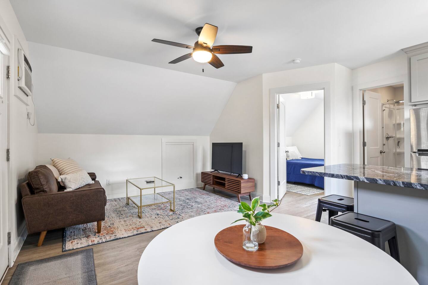 Cozy Downtown Loft for Two + Pets, Walk to Main St