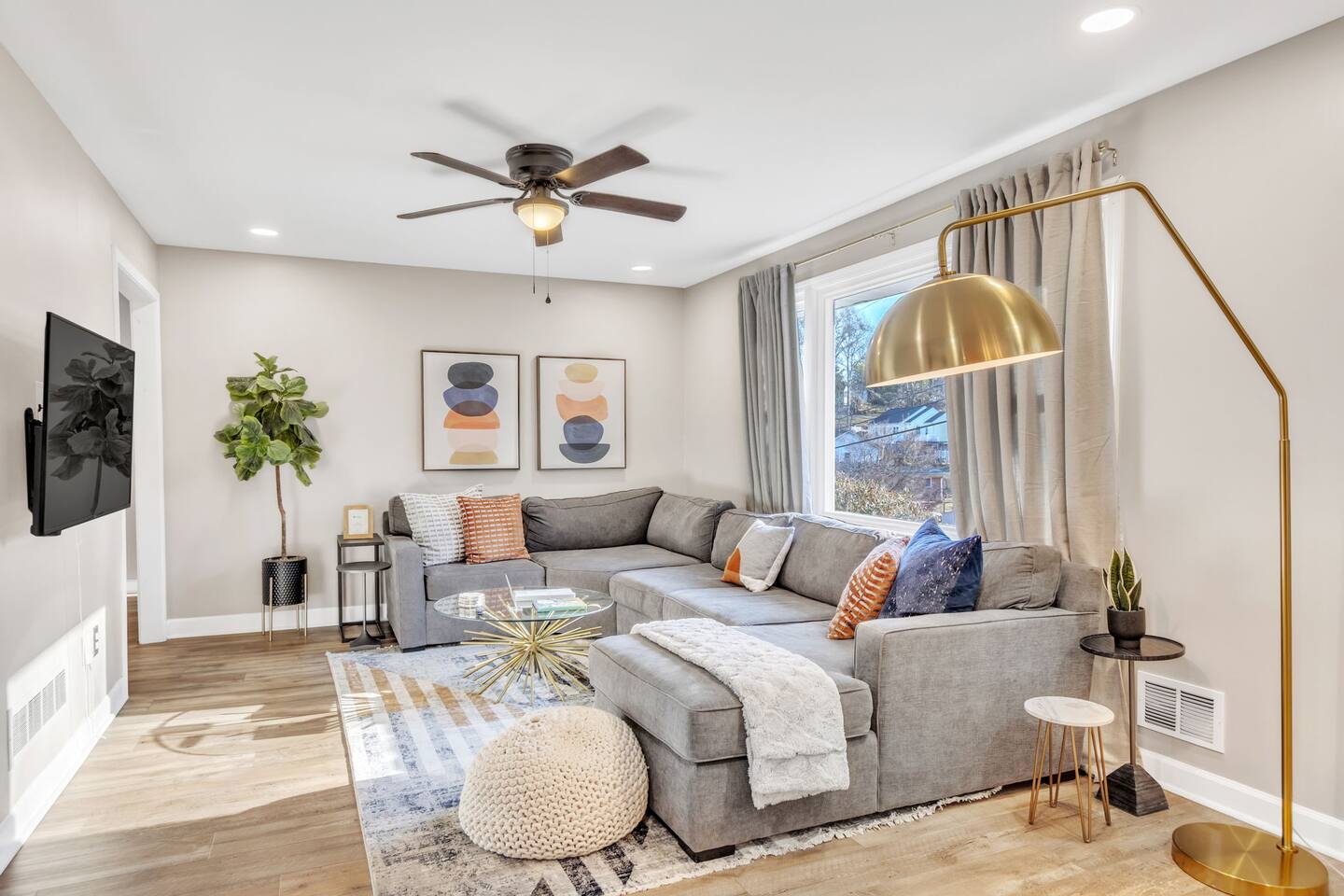 Stylish 3BR Home: Pet-Friendly, Outdoor Lounge