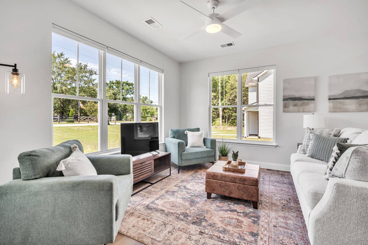 Sleek 3BR Pet-Friendly Oasis, Close to City