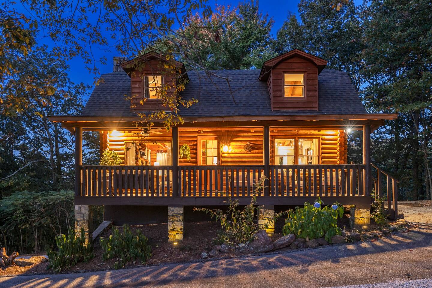 Wooded 3BR Luxury Cabin, Close to City & Nature