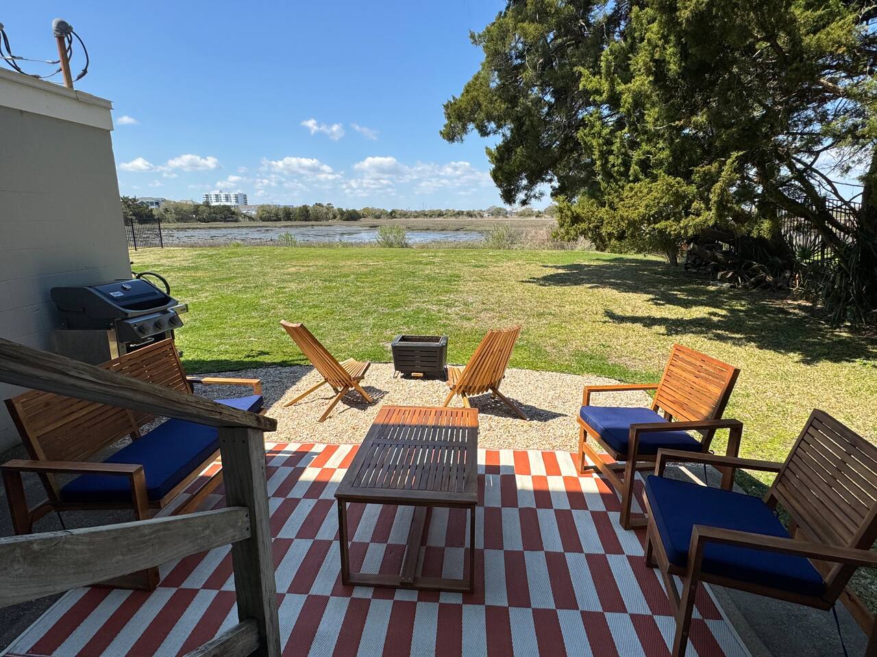 Coral House - Waterfront Beach Getaway, Stunning Sunsets, 9min walk to beach!