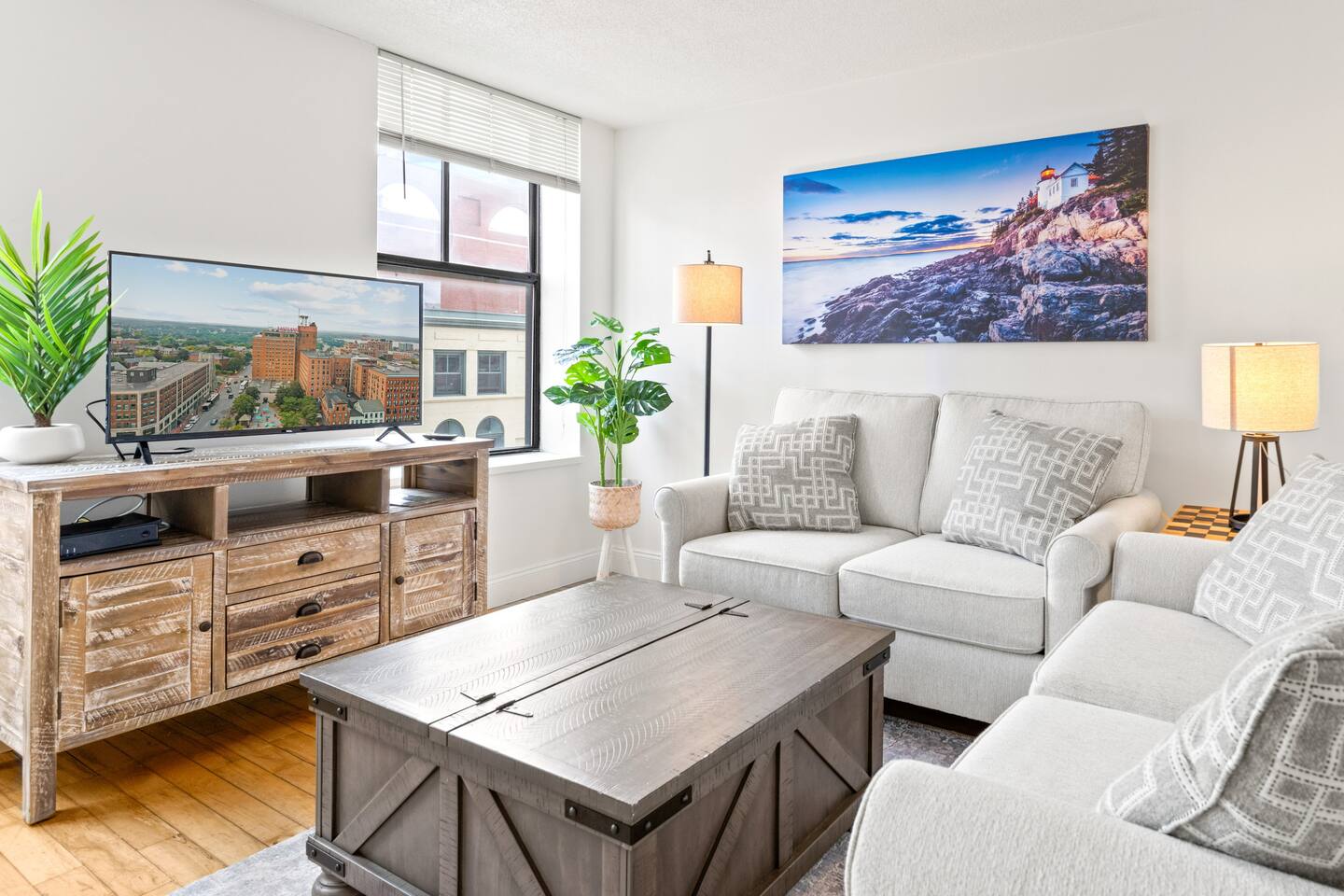 Walk Everywhere | Free Parking | DogsOK | King Bed