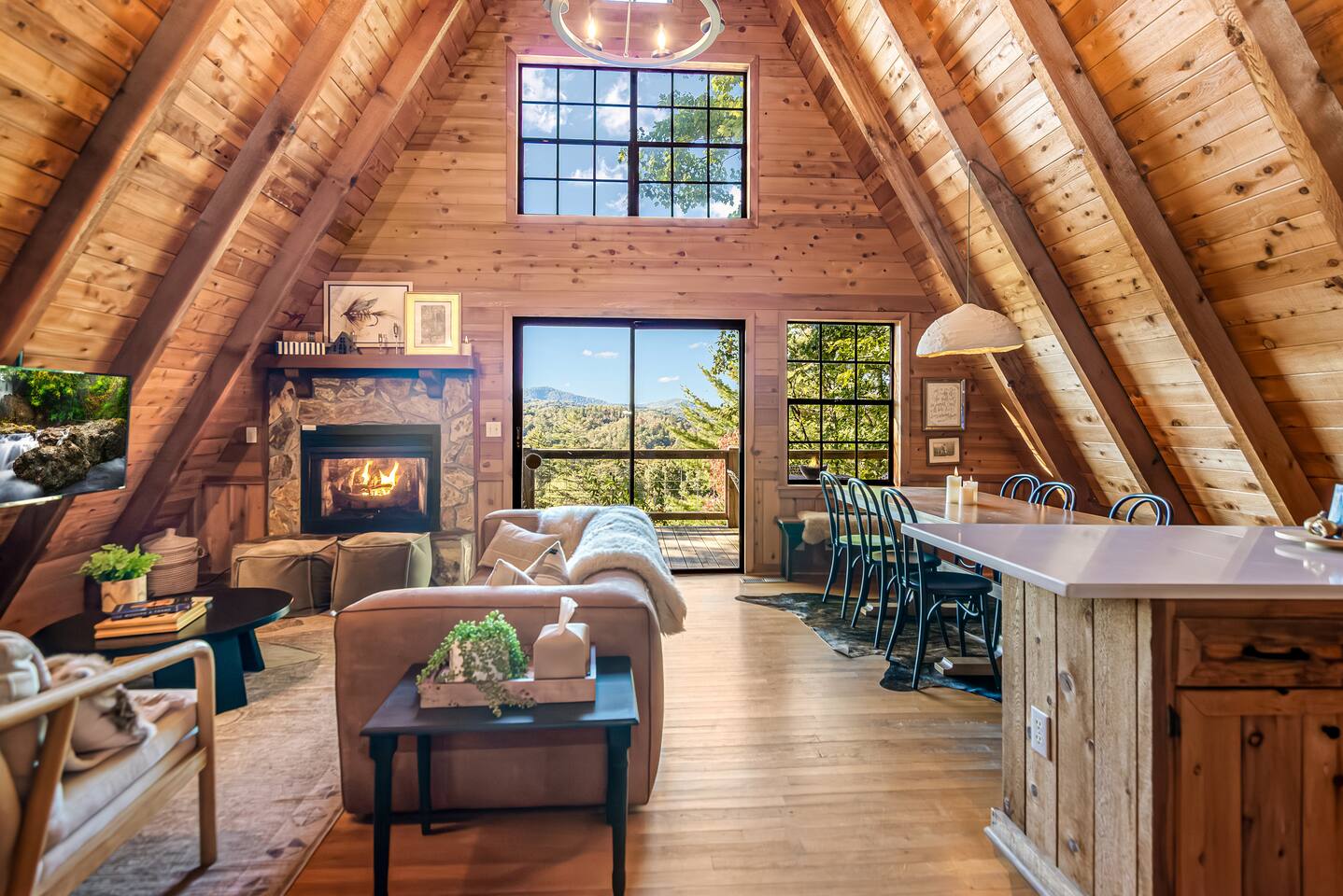 Hilltop Haus Stunning Views: sauna | hot tub | gym