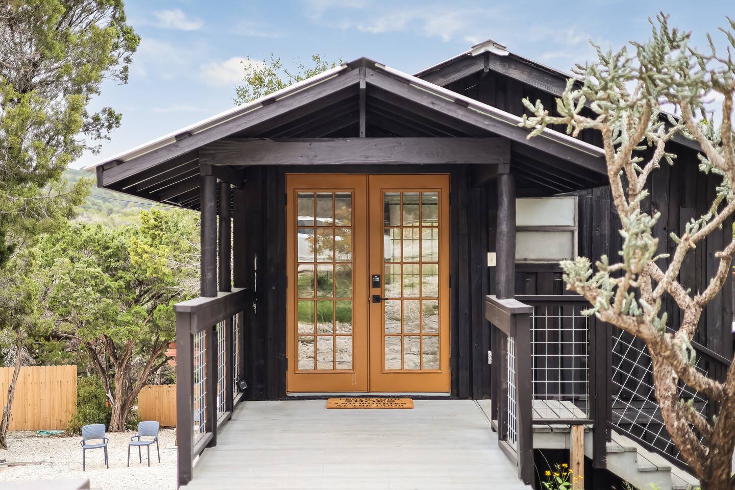 Modern cabin w/ hot tub, fire pit & hiking trail