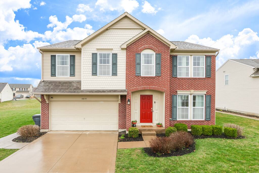 Modern Spacious 6-Bedroom Getaway up to 17 Guests