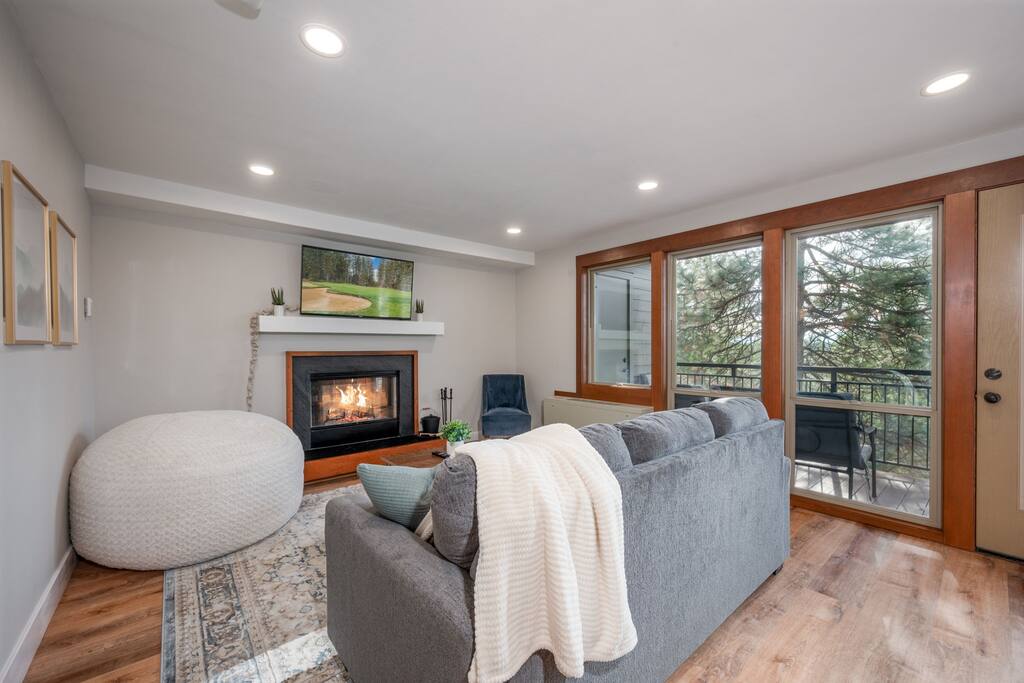 Easy Access to Bend+Bachelor | Hot Tub | Pets OK