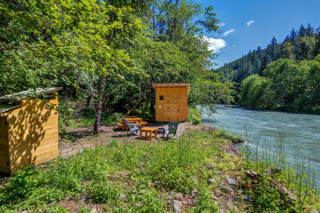 Riverfront Cabin: Forest Hot Tub & LGBTQ-friendly