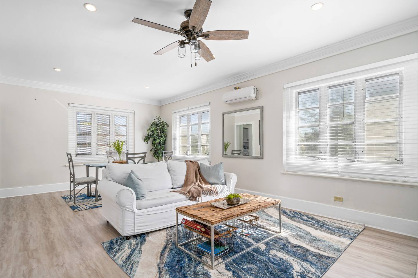 Lovely 1 bedroom apartment, steps from the beach