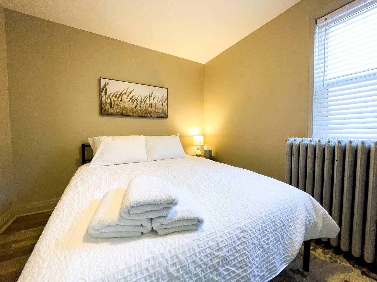 Lovely 1 Bedroom Downtown Apartment - Queen Bed