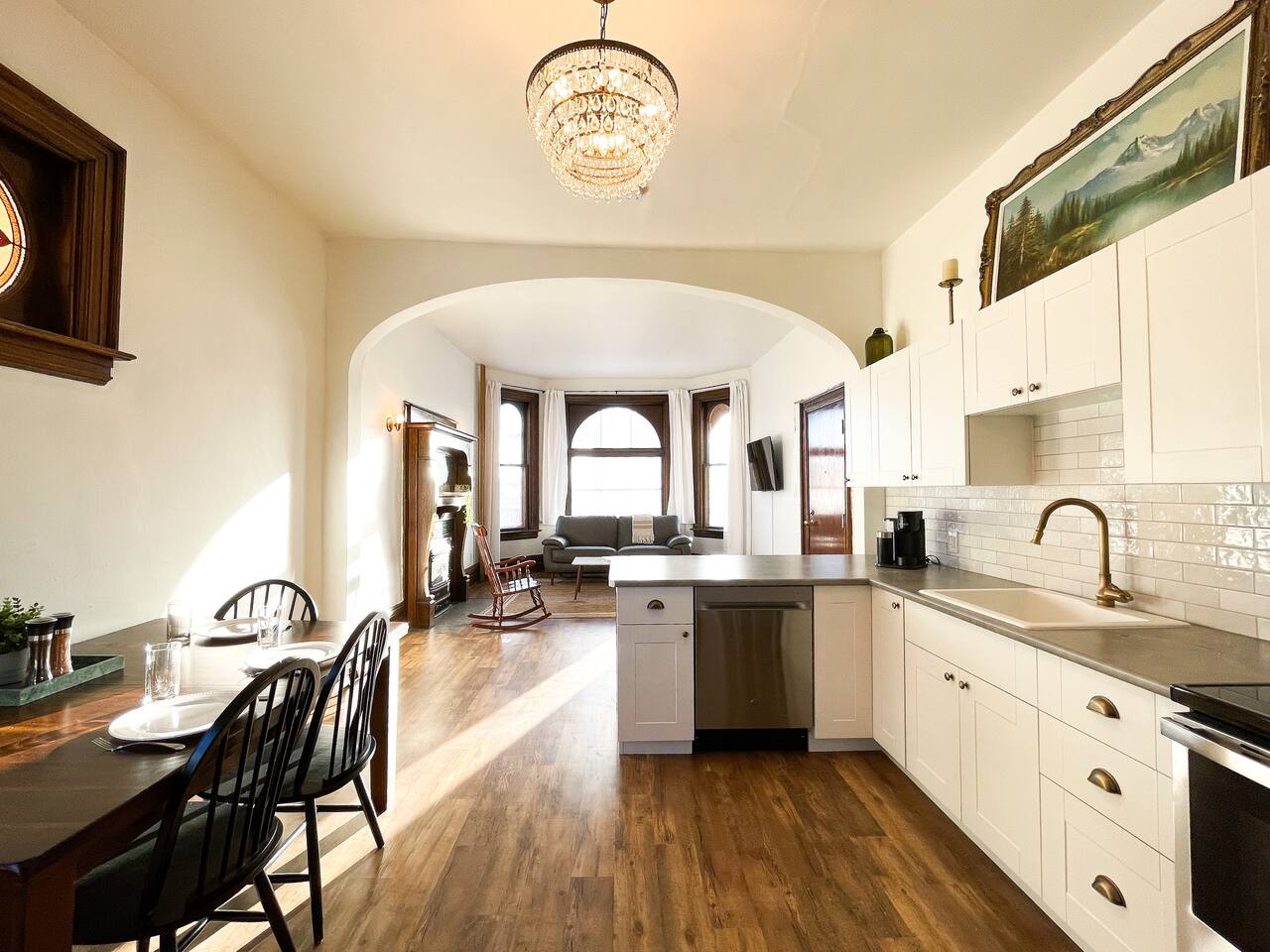 Lovely 2 Bedroom Downtown Apt.