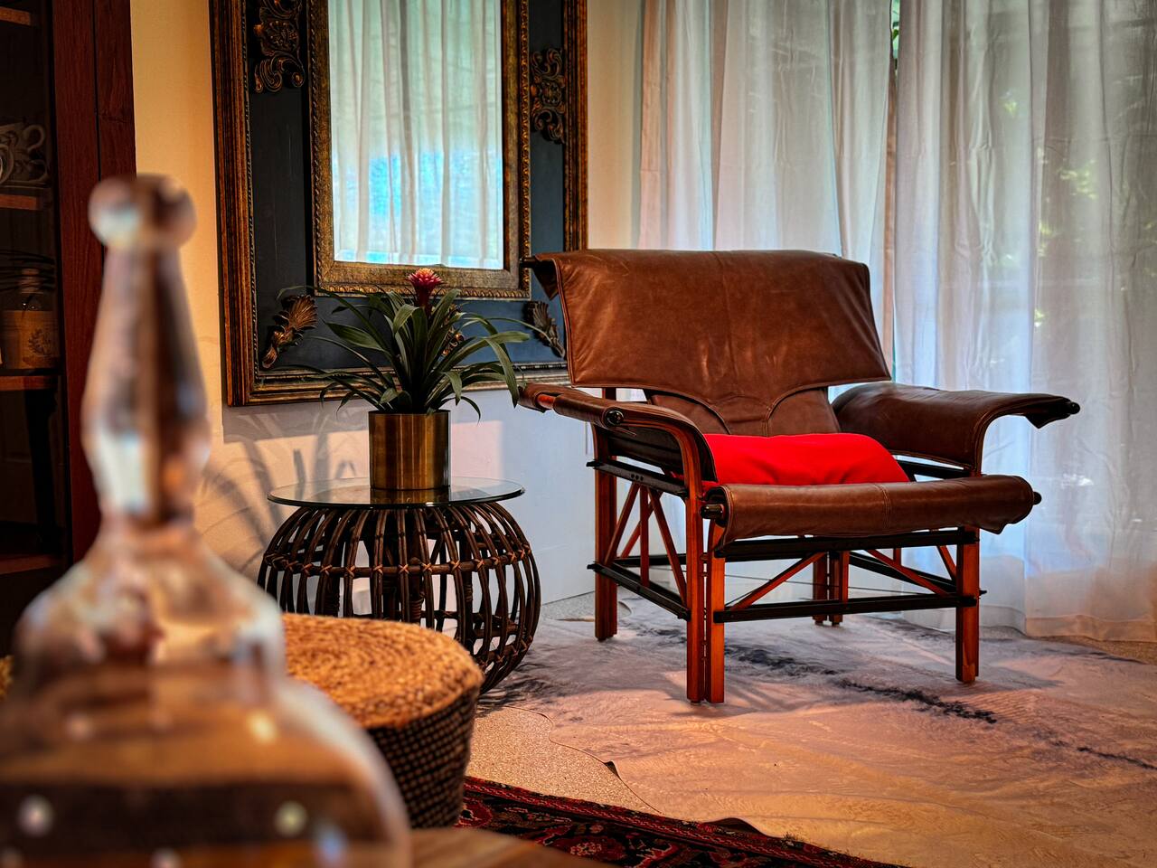 The Lilly- Enchanting Downtown Studio