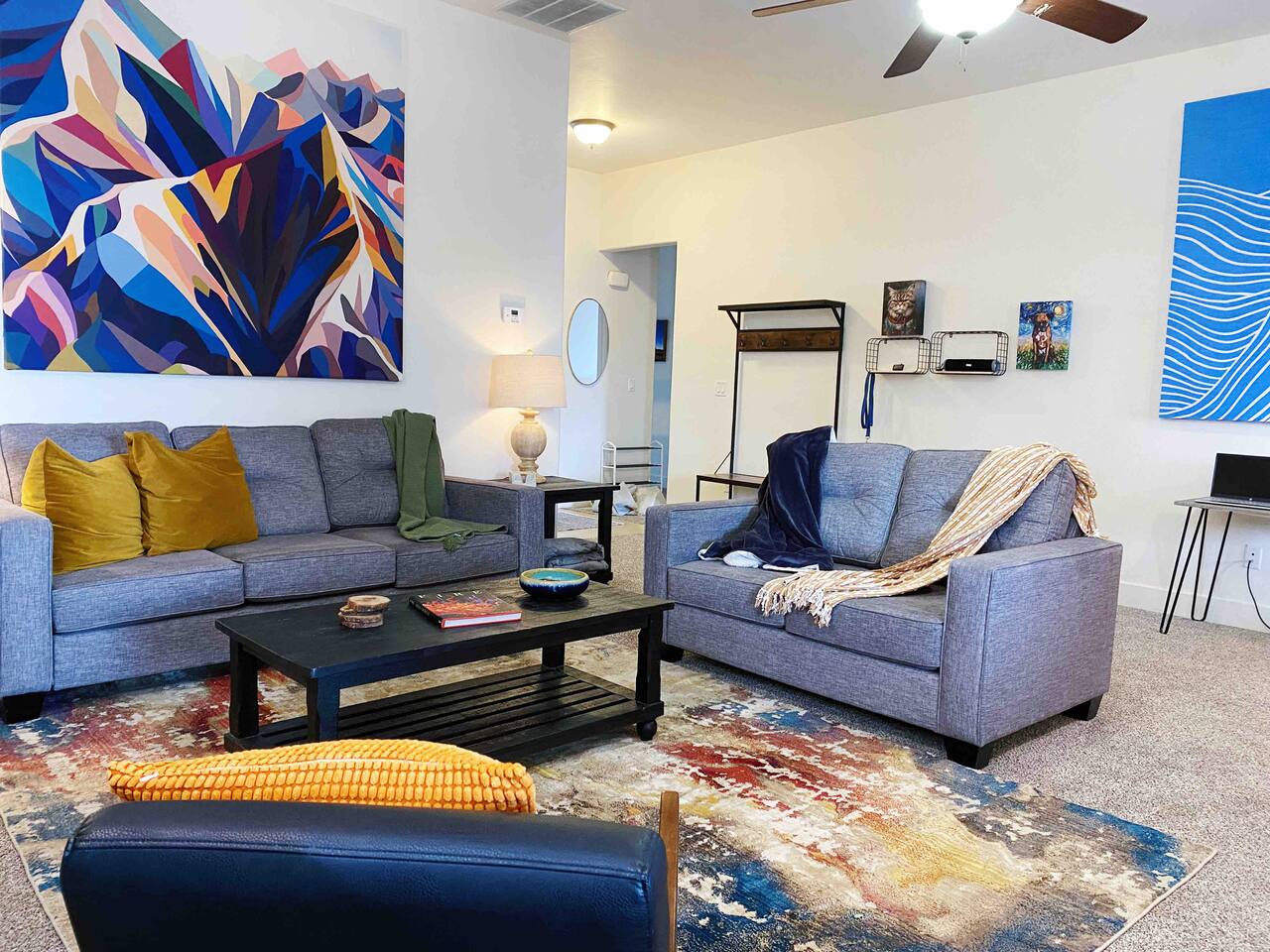 TJ Rancher home/king bed/2.5 bath/Private backyard