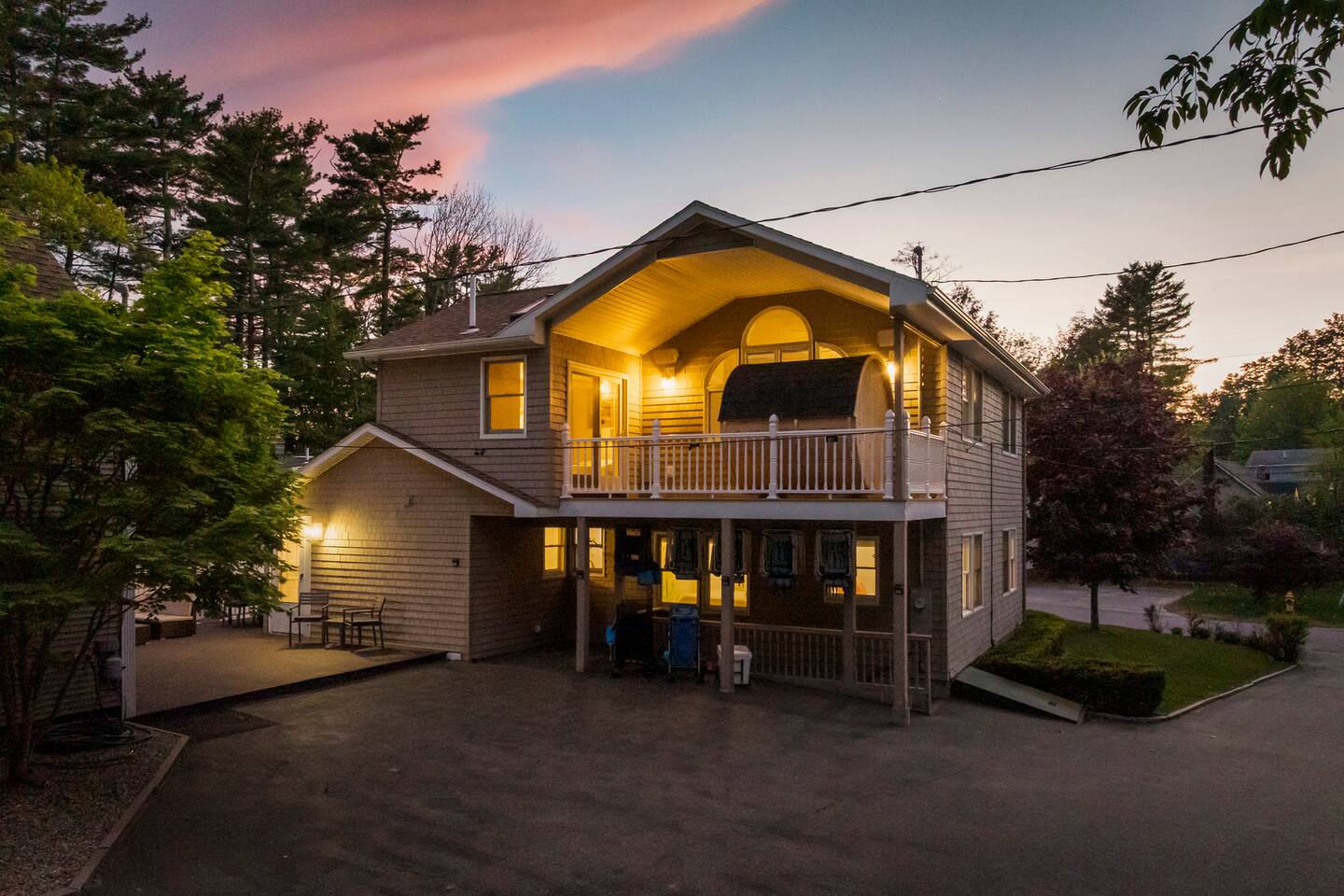 Spacious 4BR Retreat – Private Sauna & Hot Tub