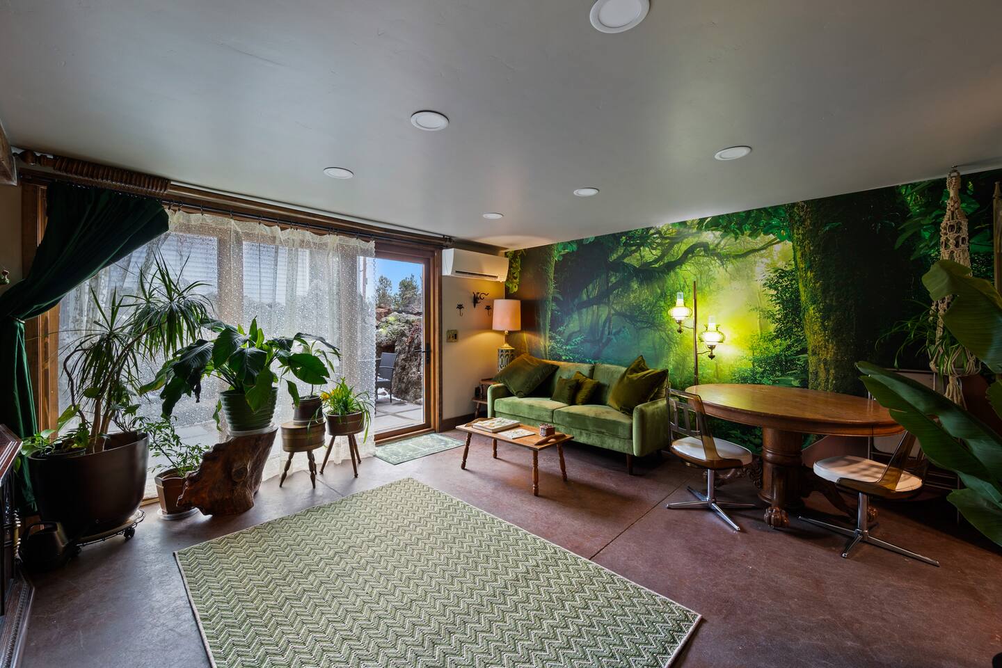 The Grove at Midtown Manor - King Beds & Hot Tub!