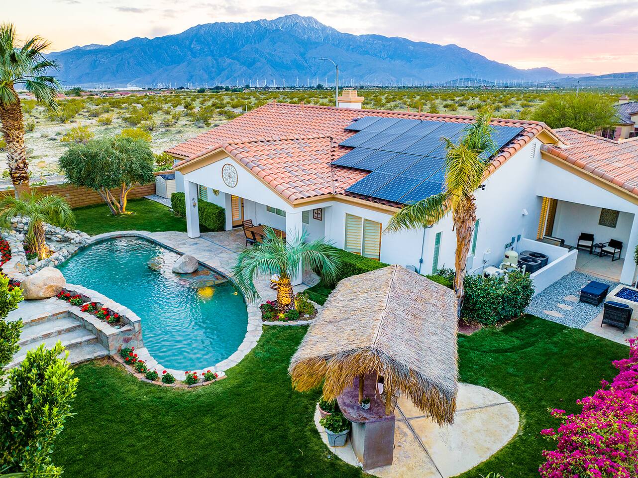 Mini Golf, Pool & Spa by @MariamsBnb