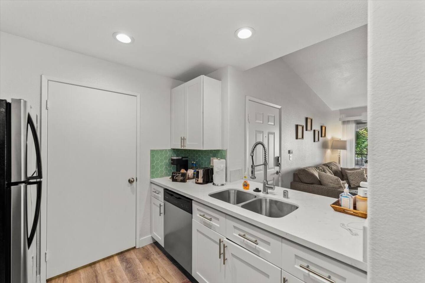 Nestle Inn 702*Gated w/parking and wifi