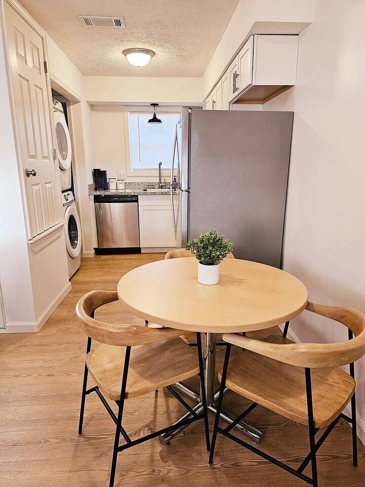 Cozy 2-Bedroom Haven: Sleeps 5!