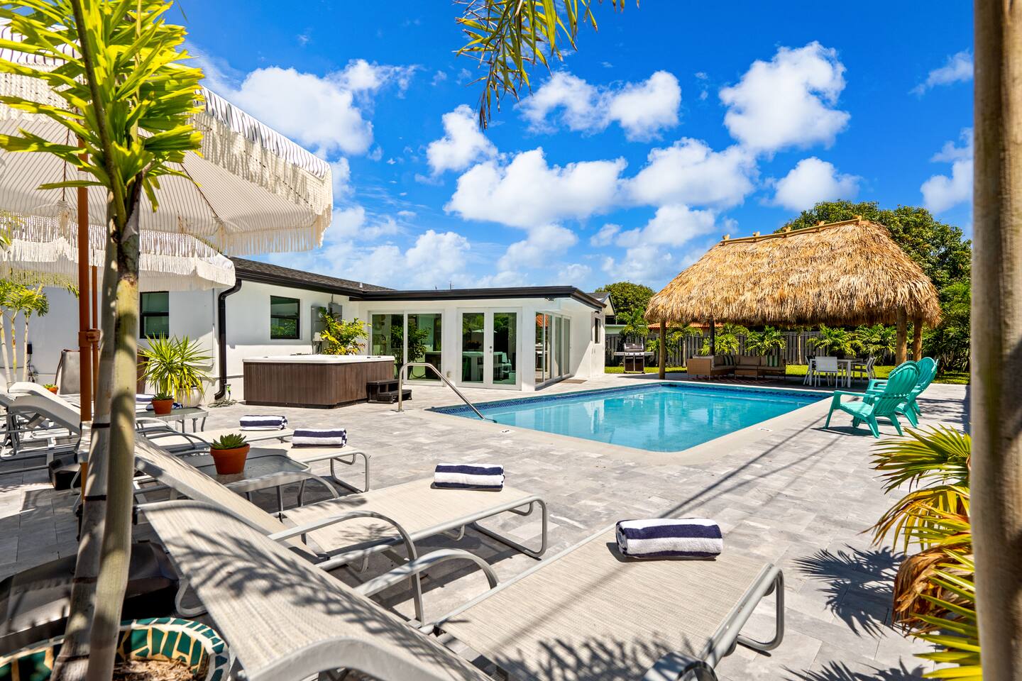 Tropical Jungle Pool House in West Palm minutes from the beach, downtown, & PBI!