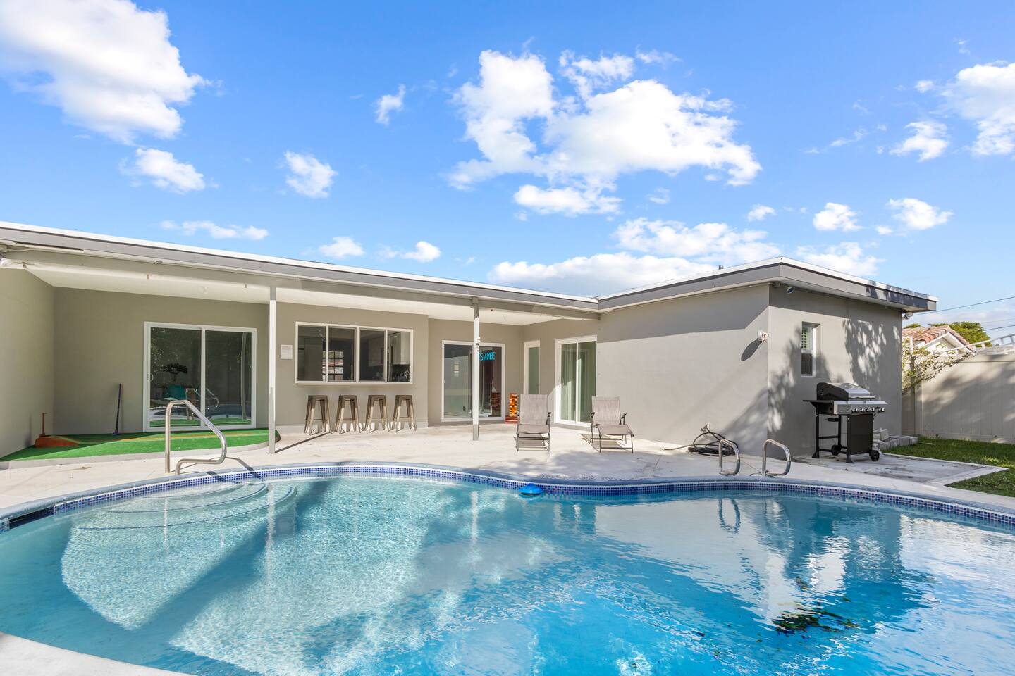 Pool, golf & 4 mi. from the beach & The Hard Rock