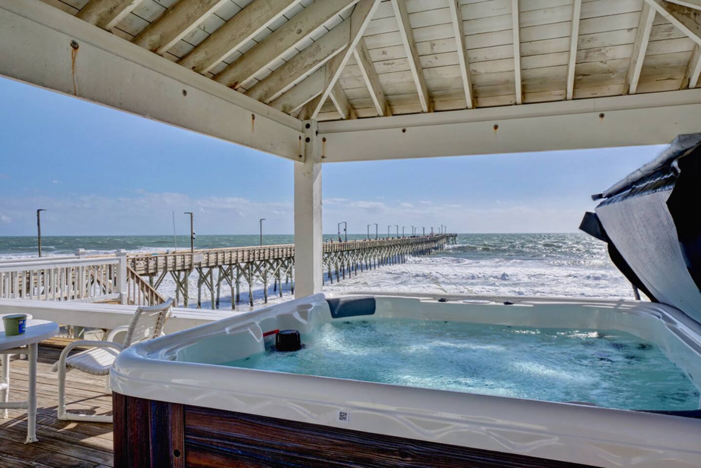 Hot tub, Beach Front, Private, Walk to Restaurants