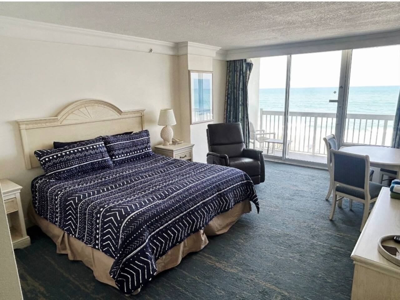 Private Daytona Oceanfront King Studio w/kitchen