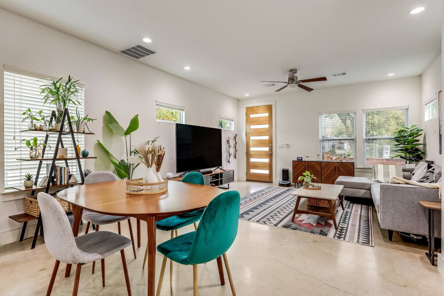 East ATX home mins from downtown! Dogs welcome!